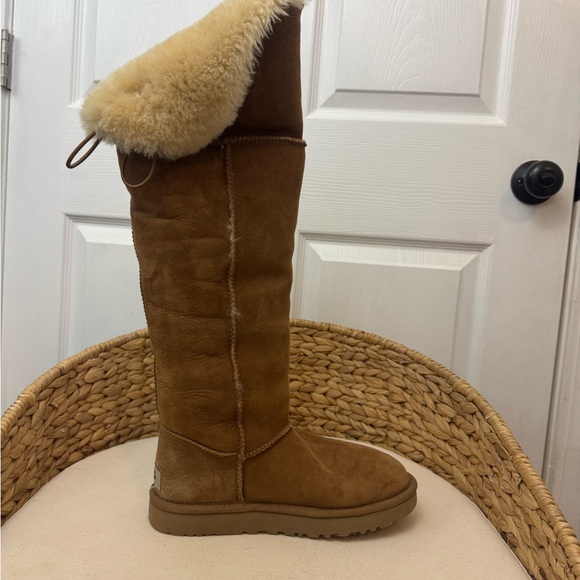 UGG Women's Cream Suede Boots with Fur Detail Size 6 - Picture 6 of 9